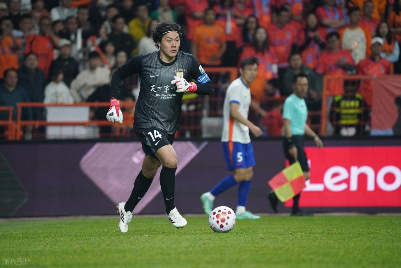 泰山0比4惨败玉昆，球迷指出三位主力表现平平，急需调整爆发