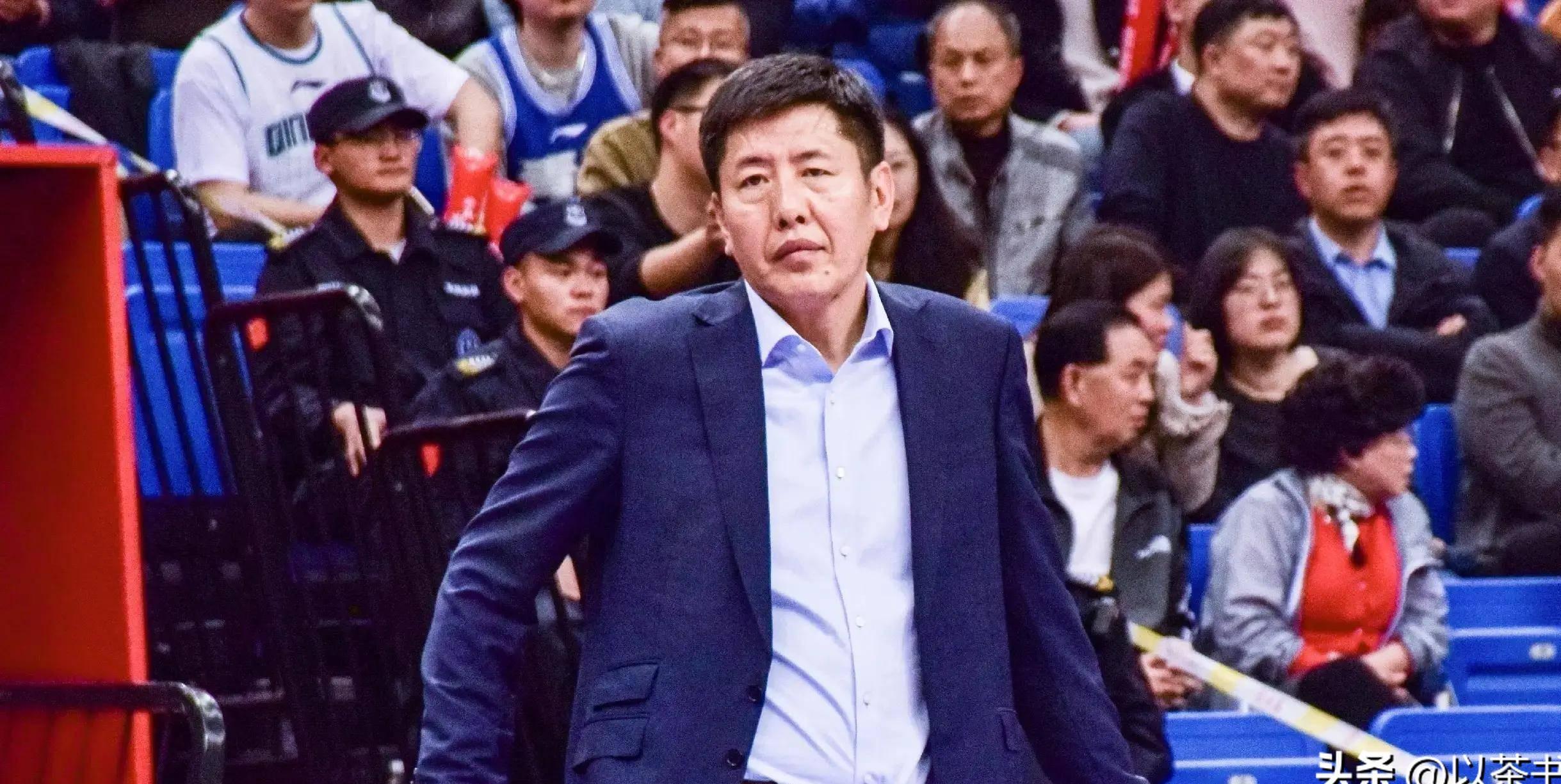 他是篮球教练员，执教过7支球队，曾因妻子生病辞职，不愁没工作