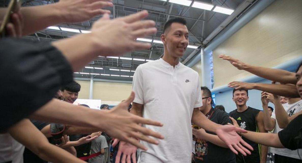 官宣退役不到2年，易建联近况曝光，再次印证了姚明的那句评价