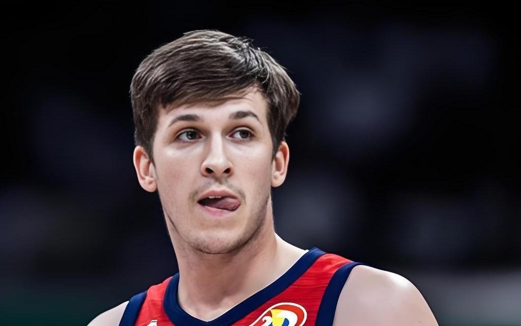 曝詹姆斯下赛季愿降薪留队！帮湖人解决里夫斯续约三巨头喜迎蜕变