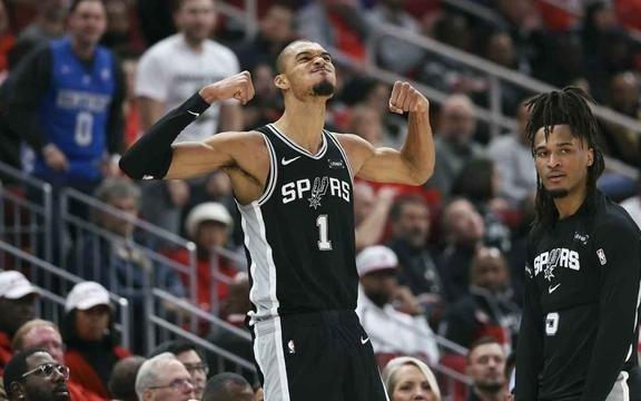 马刺54胜杀疯了！名嘴：文班亚马已步入