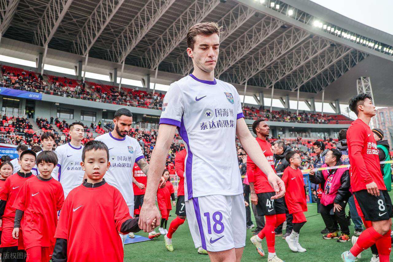 津门虎主力中卫伤停一个月，昔日国脚将为此重新挑大梁，值得期待