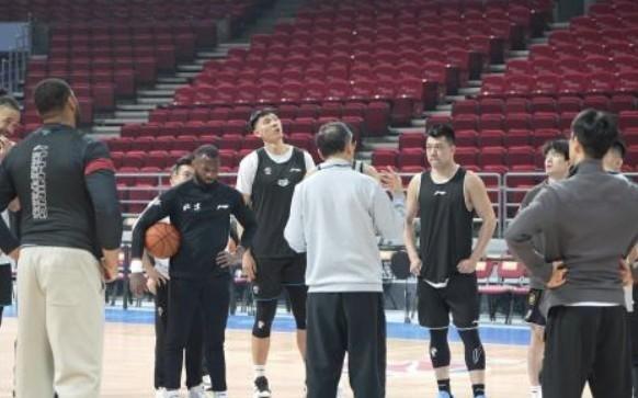 媒体人：雷蒙因伤休息一周，曾凡博膝伤还在恢复近期都不会打