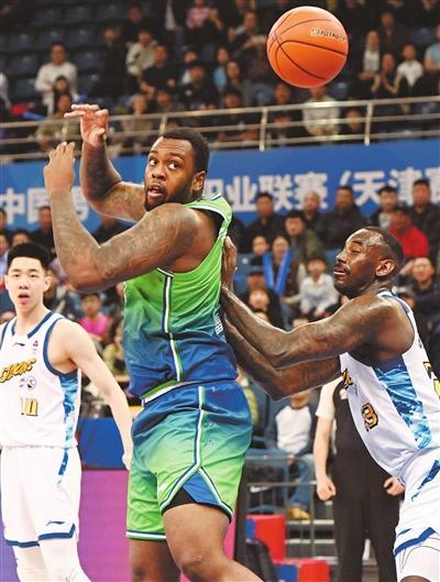 CBA联赛第2阶段天津男篮主场惜败于卫冕冠军