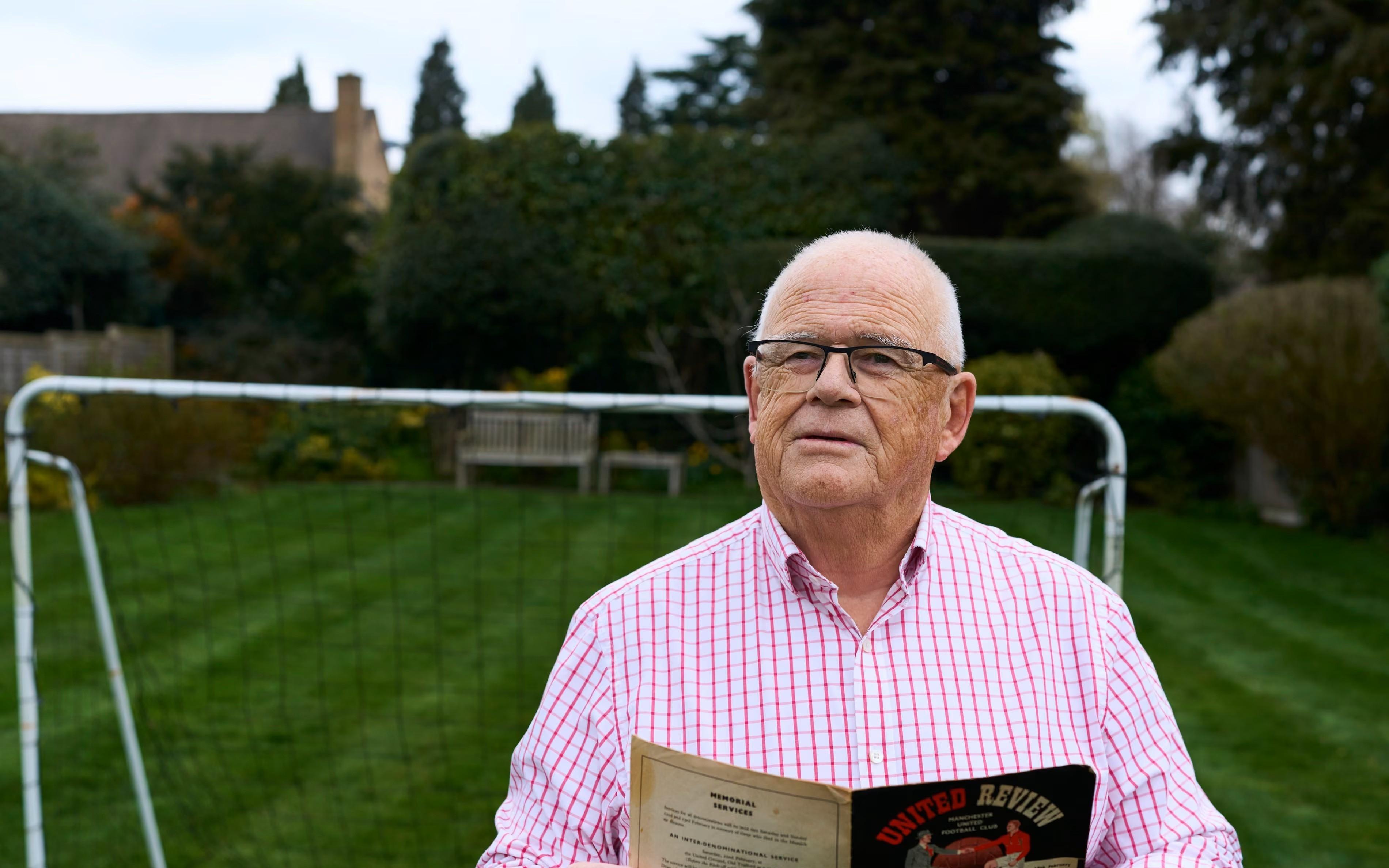 卫报：曼联76岁球迷被迫为VIP让位，共1100名球迷需搬离原位