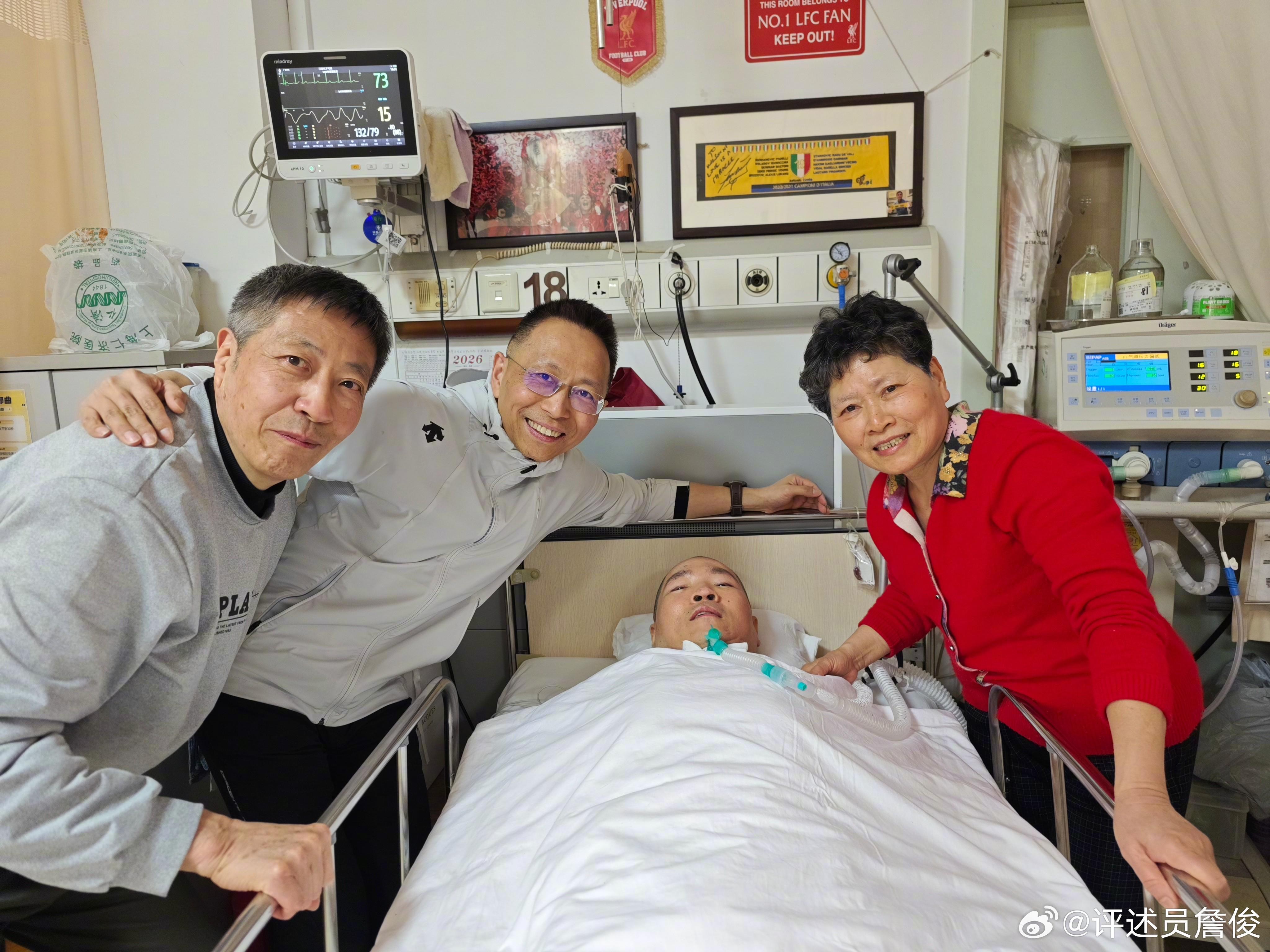 詹俊探望患病利物浦球迷：只要保持健康，好日子就在前面！