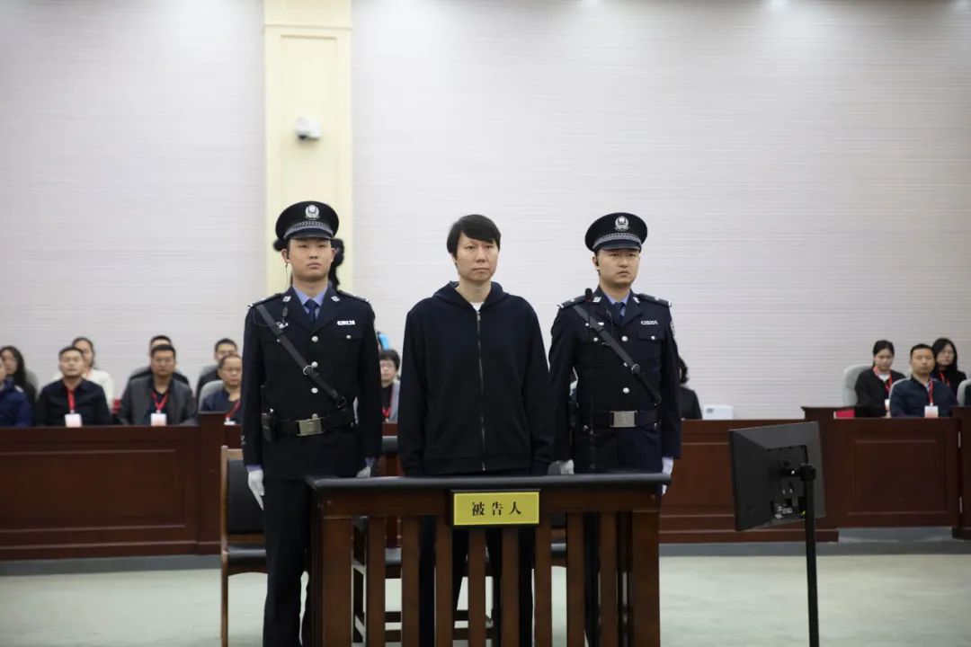 快剃头了李铁案二审已宣判，去年3月一审开庭时刘海还在