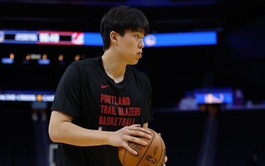 博班:虽然很年轻但杨瀚森已经可以在场上为所欲为