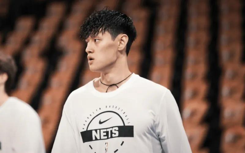 曾凡博上场把身价打没了全场高呼其名字仍未出场，真当噱头了！