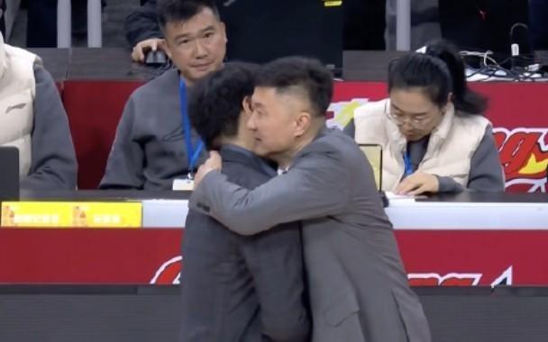 杜锋：职业球员和教练都背负着巨大压力，希望大家能多点包容