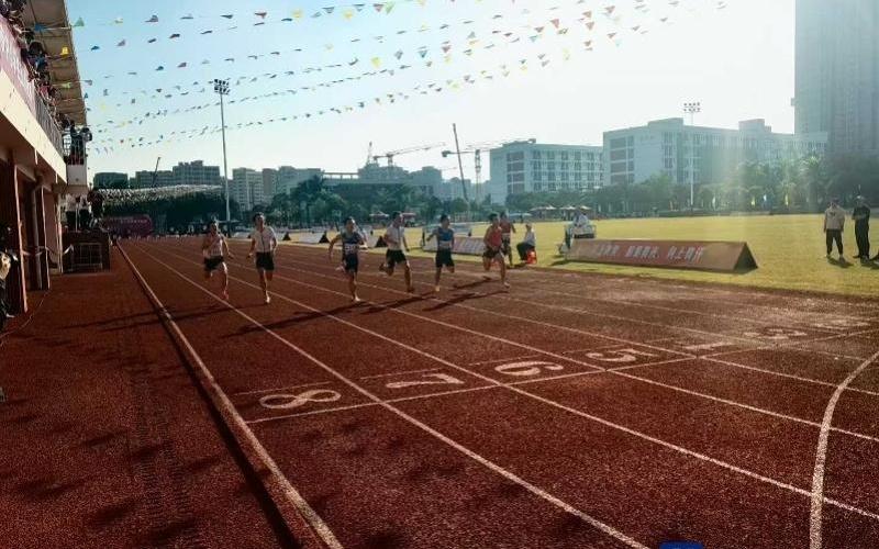 “身上有汗眼里有光”，深圳市中小学生田径比赛激战正酣