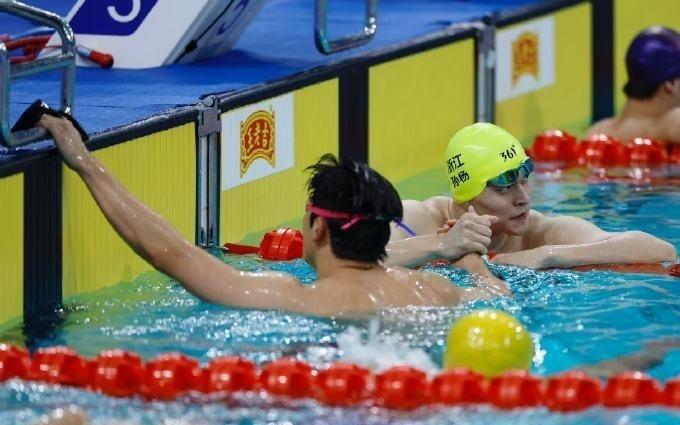 全运会男子400米自由泳预赛：潘展乐、孙杨赛道相邻，赛后泳池握手