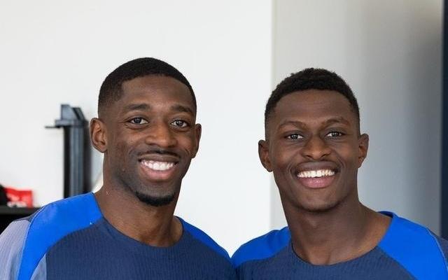 载誉归来，登贝莱携金球奖返回巴黎基地，与全队分享荣誉