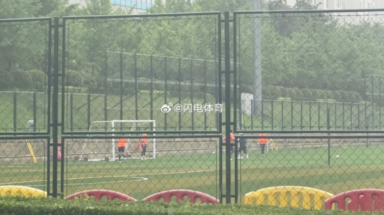 鲁媒：泰山四位门将王大雷、于金永、