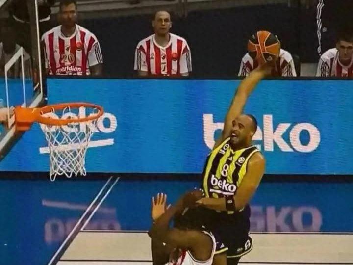 炸裂！NBA海报级隔扣！湖人冠军后卫彻底打嗨