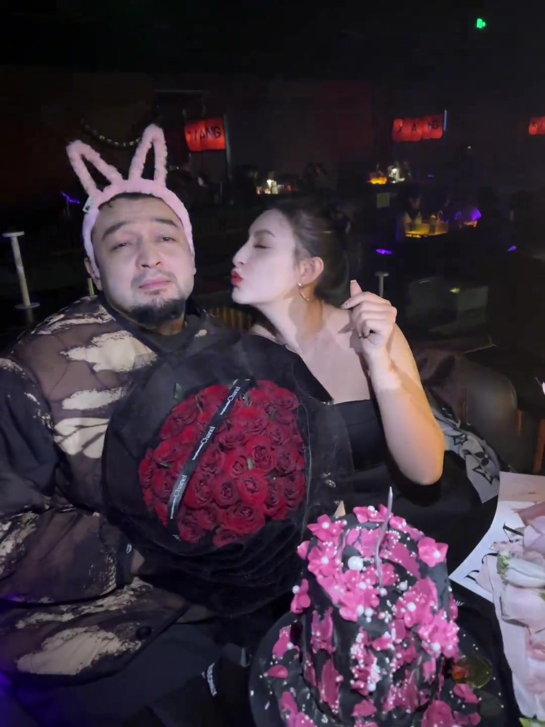 西热力江妻子晒两人甜蜜合照：爱你的人满眼都是你