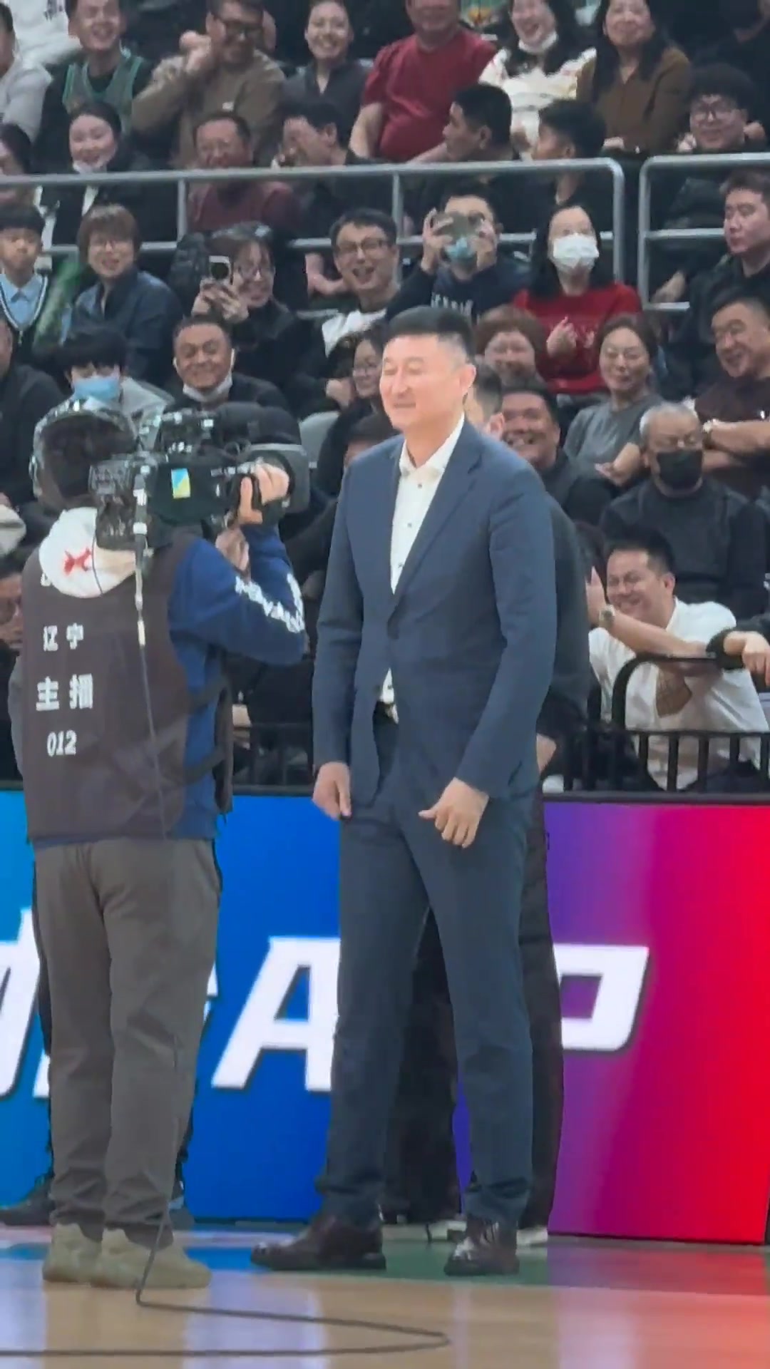 杜锋指导面对客队全场观众漫骂的声音，杜导面带笑容回应观众
