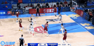 挺身而出！曾凡博潇洒上篮得手后周琦内线拿分联手带队保持优势