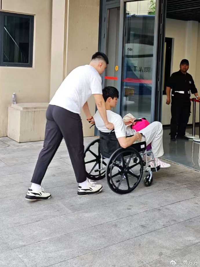心系球队曾凡博坐轮椅入场观战总决赛G3此前腰部重伤赛季报销