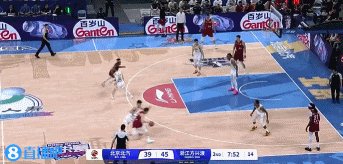 杀伤力！周琦内线接球腾空欲扣造成卡尔顿违体犯规