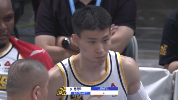 血亏！林秉圣破坏北京快攻被吹违体犯规送对手两罚一掷