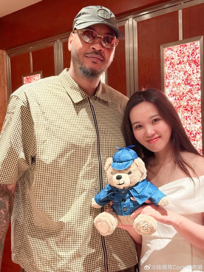 瓜哥这气质杠杠的！烤肉姐再晒与安东尼的合照