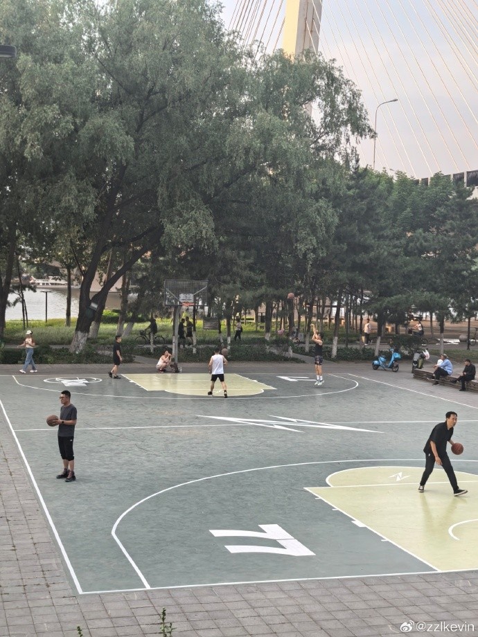 反哺！张镇麟社媒晒图：很荣幸能为家乡添两块小小的球场
