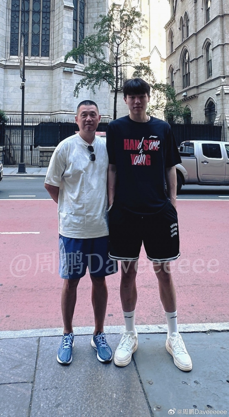 参观NBA总部&与家人团聚！媒体人周鹏晒杨瀚森再次抵达纽约后近照