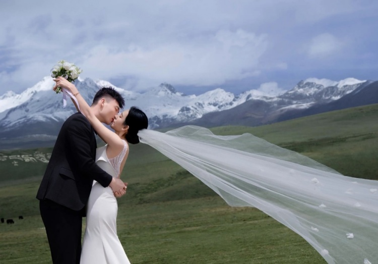 撒狗粮！鄢手骐妻子晒二人的甜蜜婚纱照
