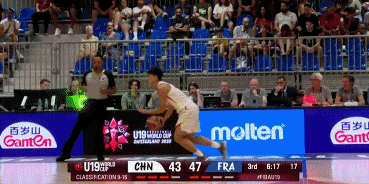 天赋真不错郇斯楠肆虐内线双手炸筐连送大帽制造禁飞区