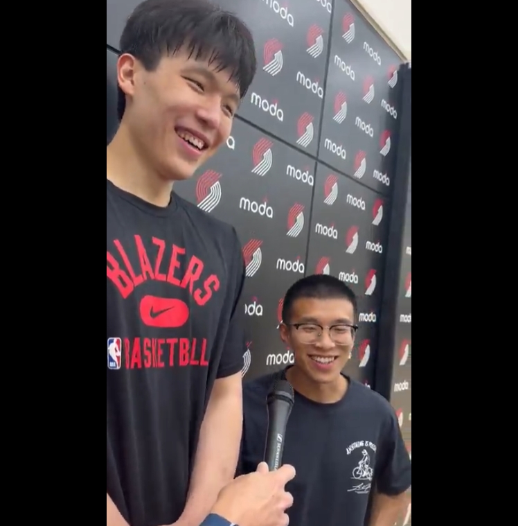 杨瀚森首次训练后采访翻译Chris再次收获开拓者记者好评