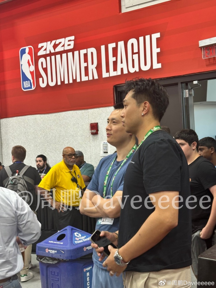 媒体人：上海队主帅卢伟现场观战夏联与翻译刚下飞机就来场地