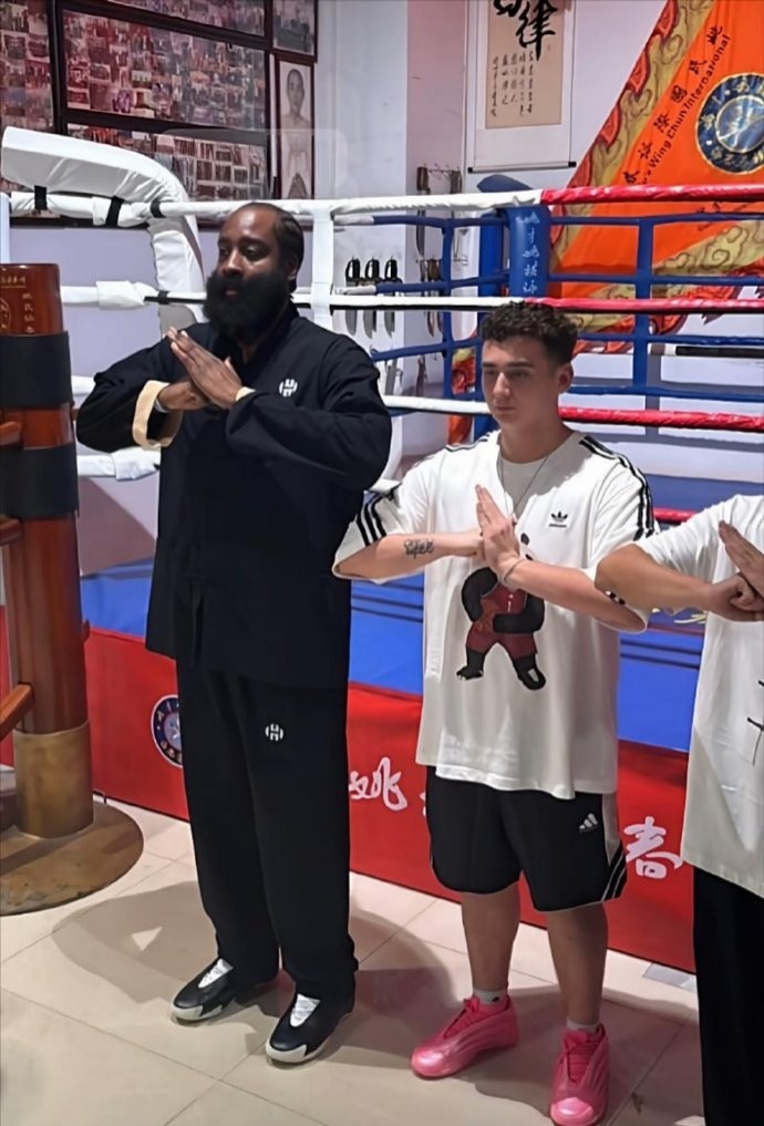 整挺好哈登中国行首站现身广州身穿唐装体验咏春拳