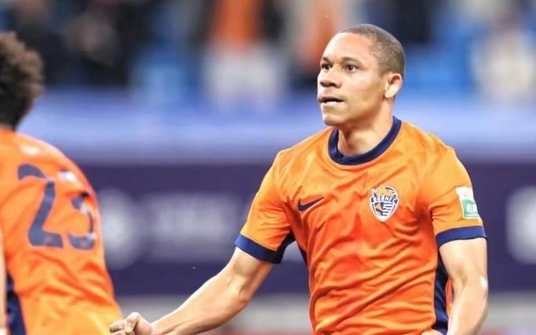 中超转会市场“大鱼”出现！多队争抢11球3助悍将，年薪7百万起步