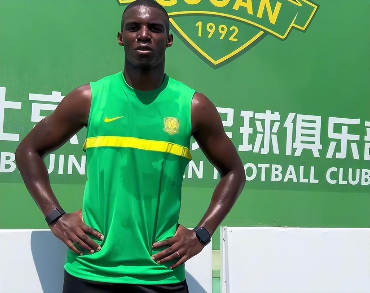 国安刚拿到足协杯冠军，这位中锋就网