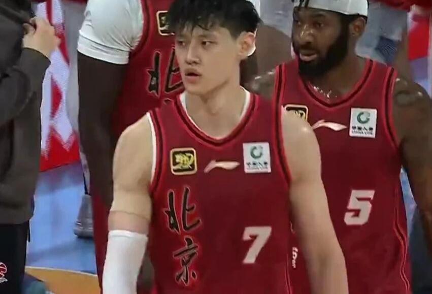 1100万硬砸曾凡博北京首钢被曝欲强行留人，能打爆广东队夺冠！