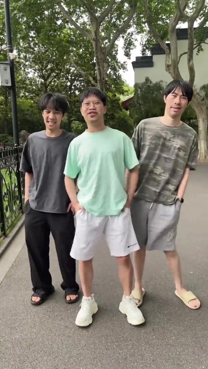 暗示谁EDG更新整活视频：“当面一套背后一套，你卖被套捏”