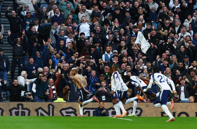 22！英超疯狂之战：12落后10人曼联压哨绝平0分变1分