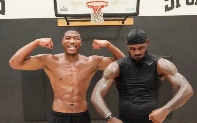 积极备战新赛季！训练师晒詹姆斯与八村塁训练照两人大秀肌肉