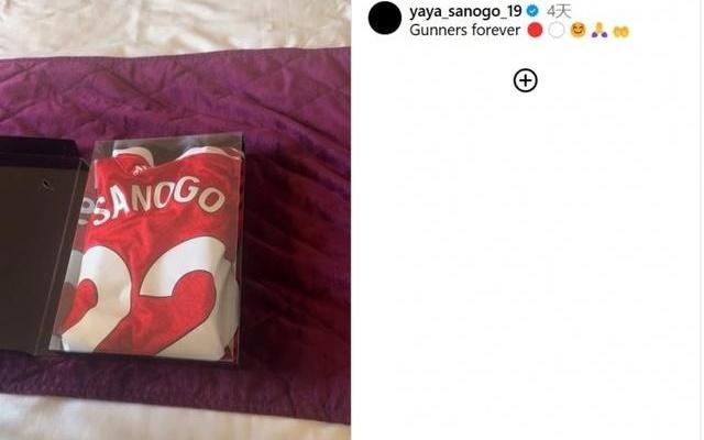 永远的枪手！阿森纳旧将萨诺戈晒收到俱乐部球衣礼物视频