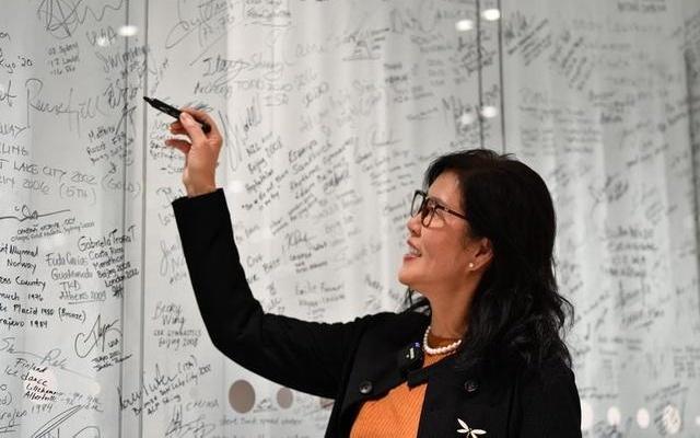 获颁国际奥委会终身成就奖，郎平落泪