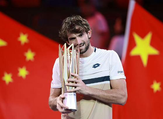 表弟发言累到表哥腿抽筋成名场面，瓦舍罗委婉称费德勒帮到了自己