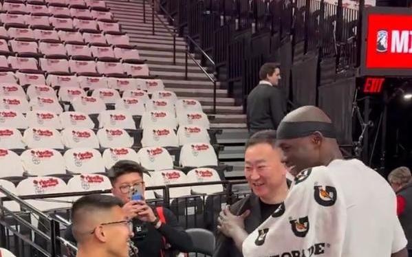 开拓者还有熟人！刘维伟赛前与里斯重聚热聊