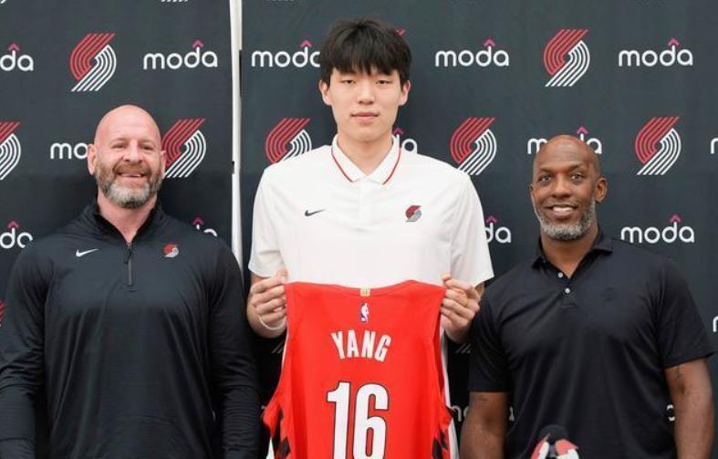 杨瀚森季前赛首秀，10月9日对阵勇士媒体人预测8分6板5助攻