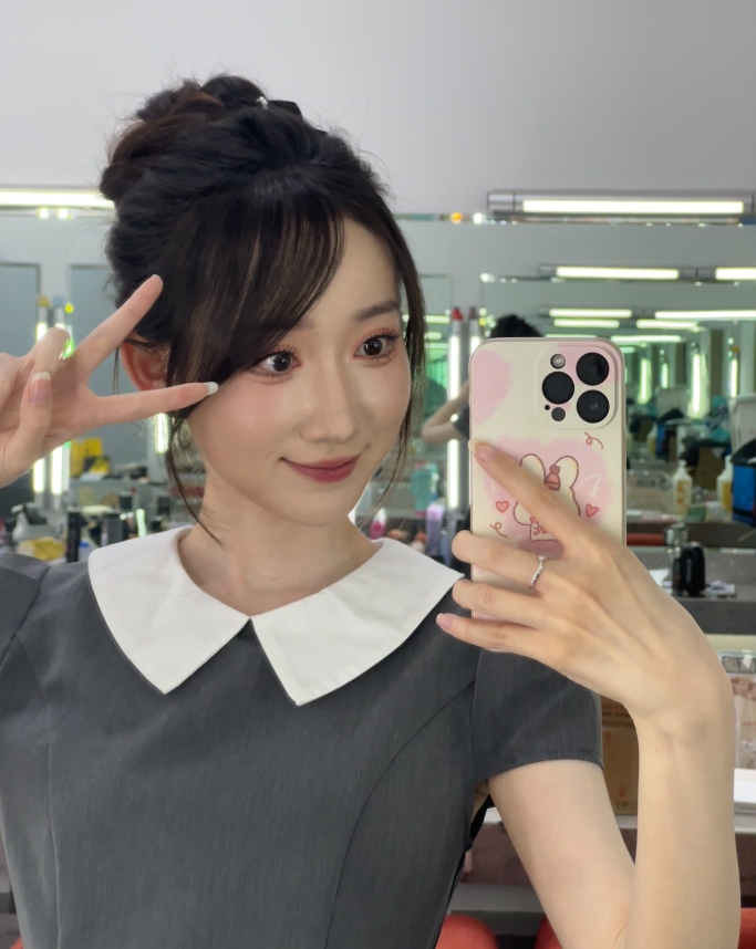女大的魅力主持童童晒照：我的自拍技术有待提升