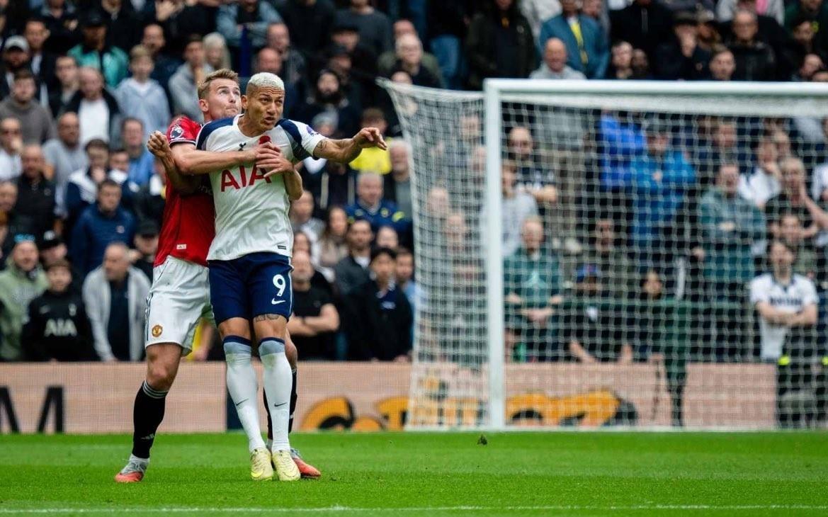 大腿，德利赫特打进绝平球，贡献6次解围2次拦截2次抢断