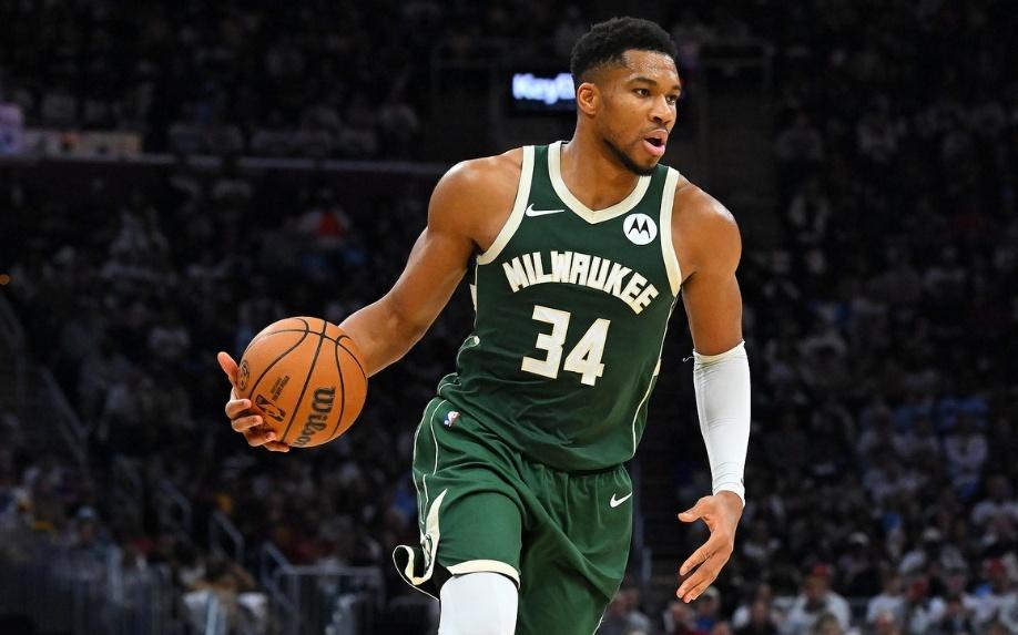 字母哥复出险些砍下三双，末节11分难救雄鹿