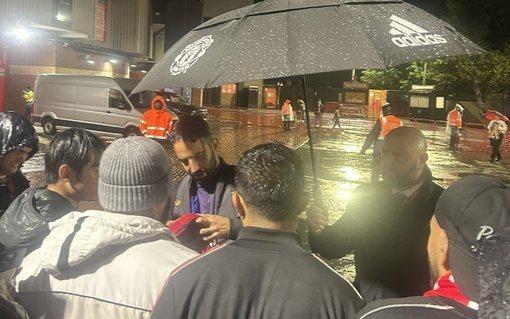 敬业！阿莫林赛后冒雨为球迷签名并合影