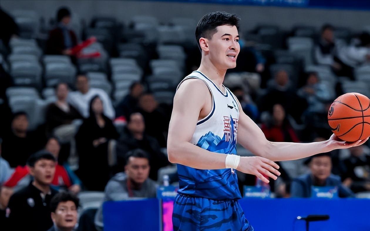 2分、0分！CBA顶薪前锋断崖式下滑，两年前还是常规赛MVP