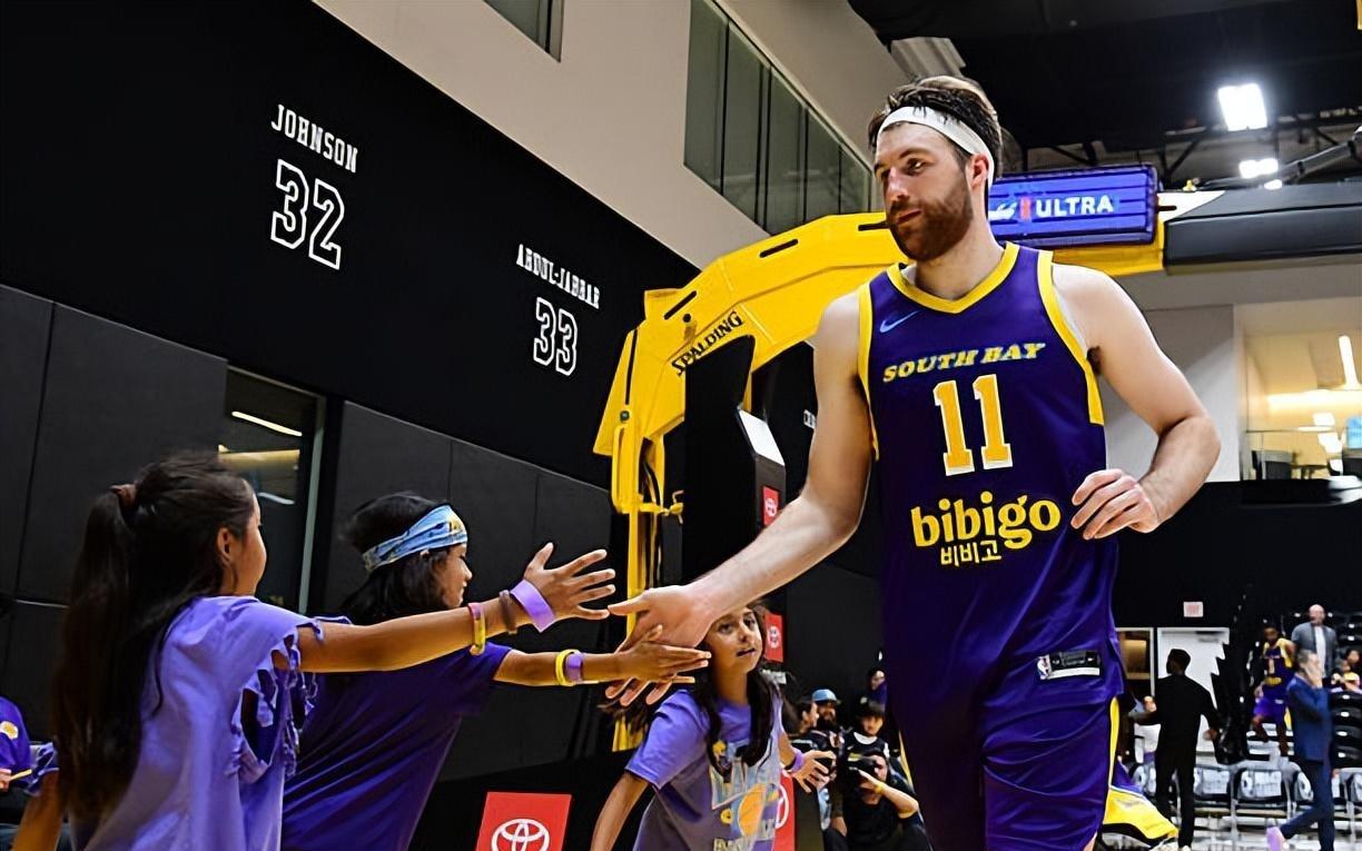 湖人签下发展联盟顶级得分手，不过他短时间内很难得到出场机会